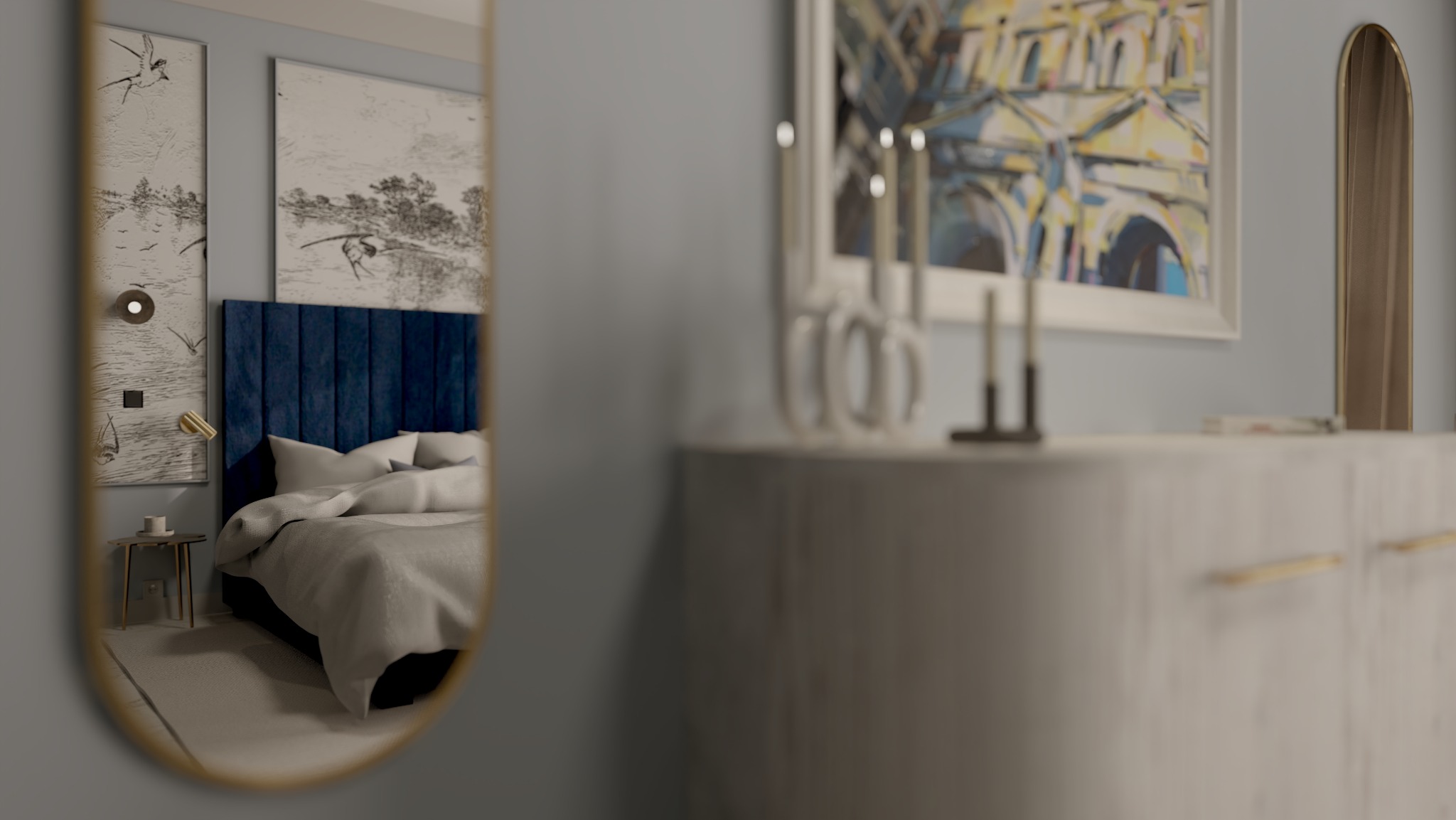 Sypialnia z niebieskim zagłówkiem łóżka, widziana w odbiciu lustra. Na komodzie świeczniki i obraz. Stonowana kolorystyka, nowoczesny design.
