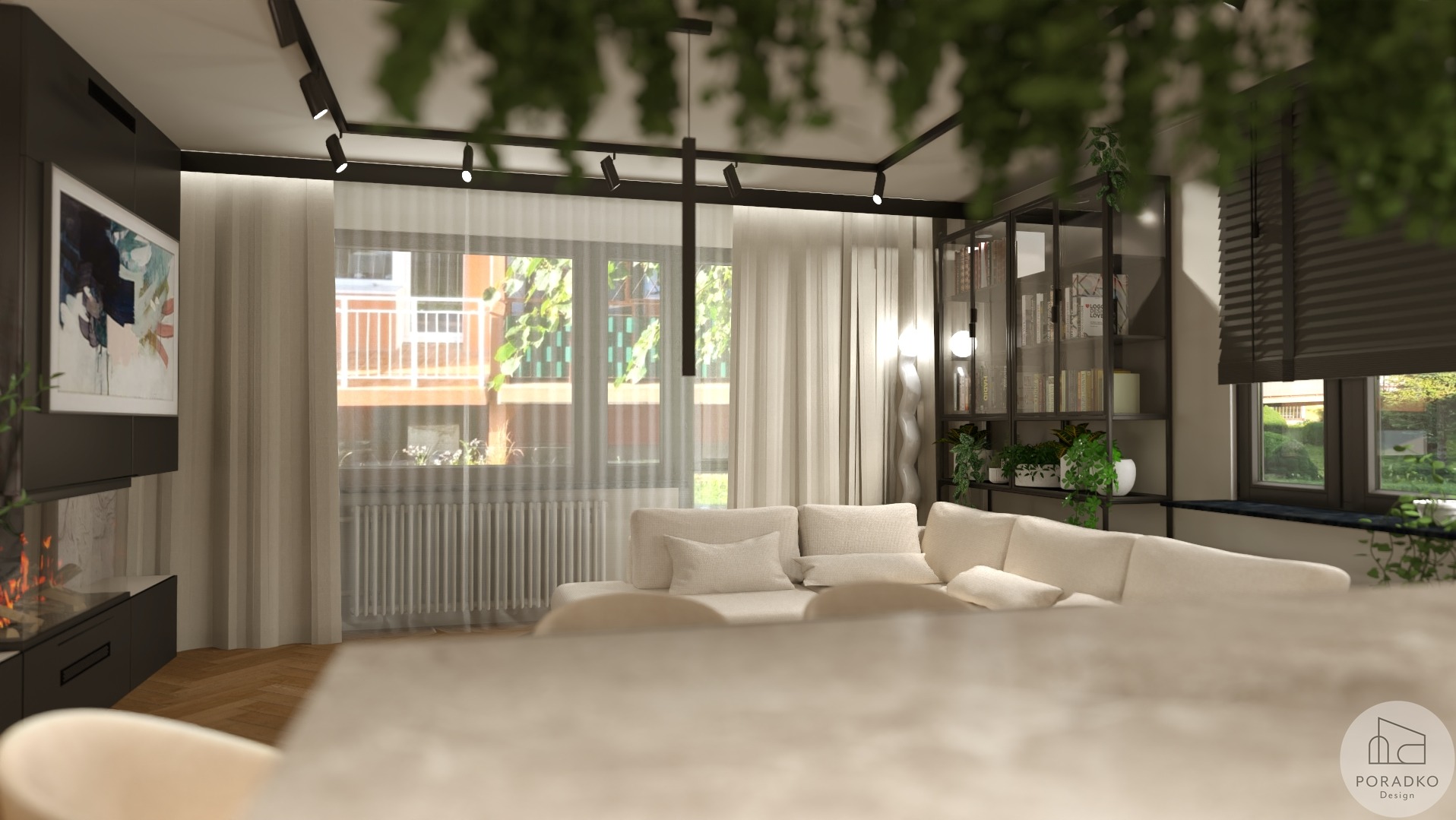 Jasny salon z beżową sofą, czarnym regałem i kominkiem. Duże okna z widokiem na zieleń. Minimalistyczne oświetlenie sufitowe. Rośliny doniczkowe dodają naturalnego akcentu.