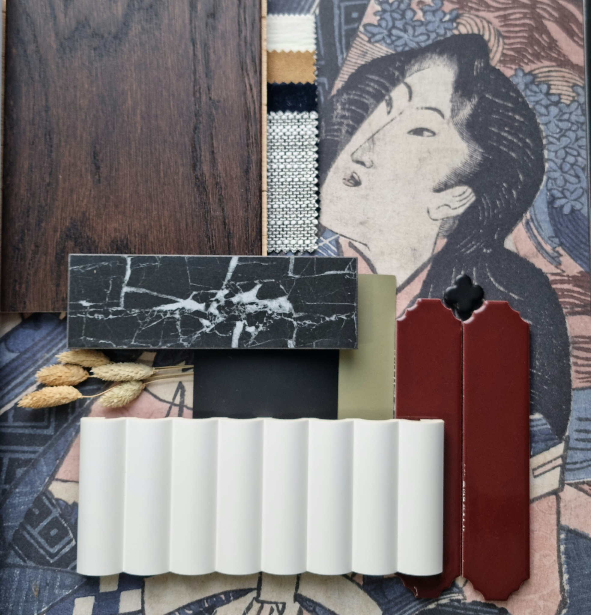Moodboard z próbkami materiałów wykończeniowych: drewno, marmur, tkaniny, płytki ceramiczne w odcieniach bieli, czerni, brązu i czerwieni na tle grafiki z motywem japońskim.