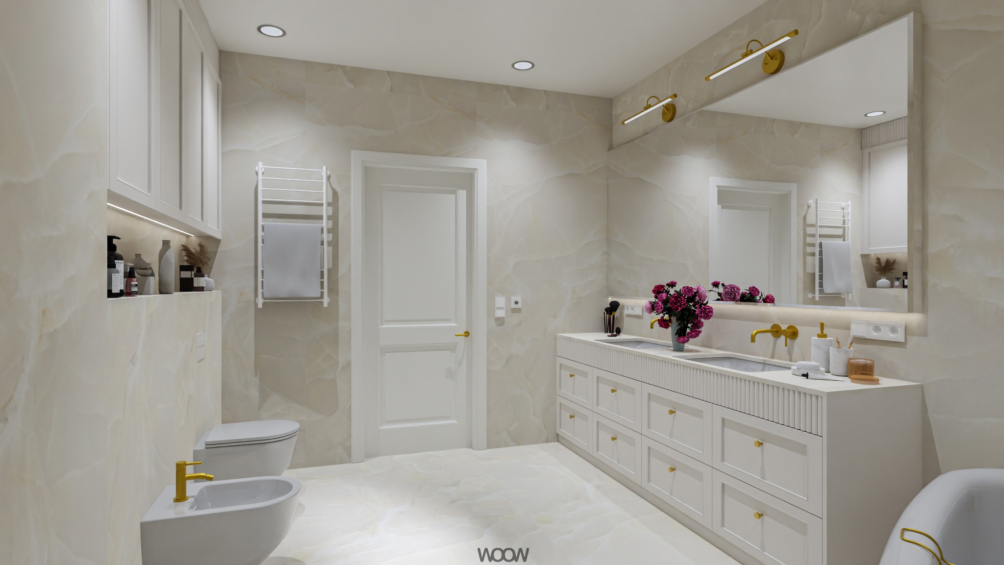 Elegancka łazienka w odcieniach beżu z marmurowymi ścianami. Białe szafki z złotymi uchwytami, duże lustro z oświetleniem i dekoracyjne akcenty.