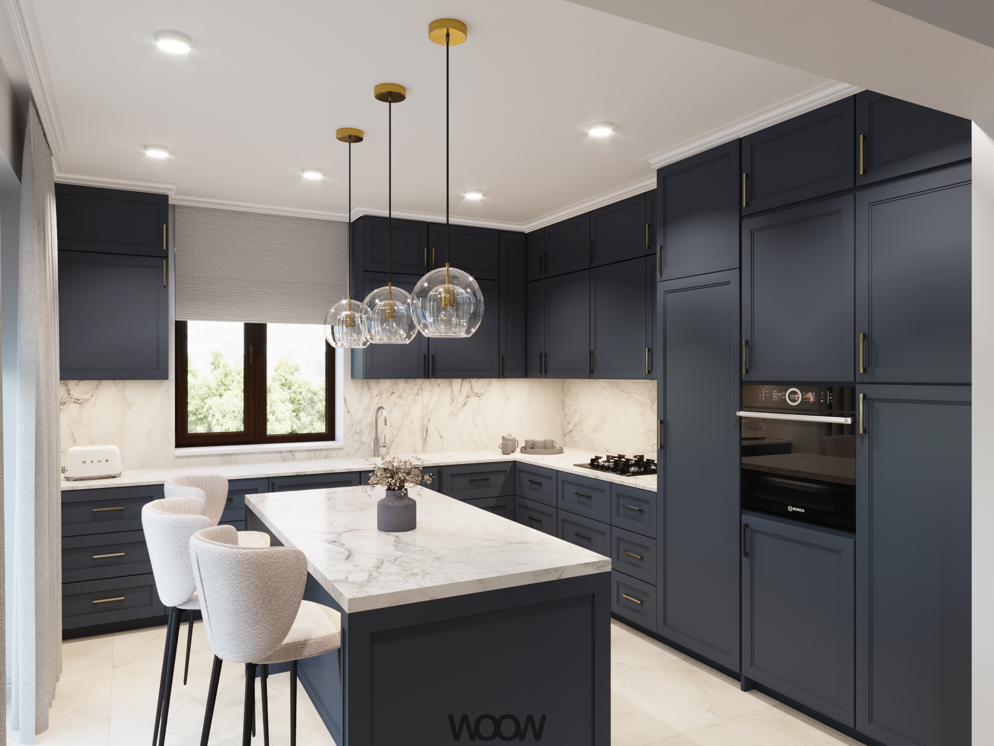 Granatowa kuchnia z wyspą i marmurowym blatem. Nad wyspą wiszą trzy szklane lampy. W tle okno z żaluzjami i sprzęt AGD. Nowoczesny projekt kuchni.