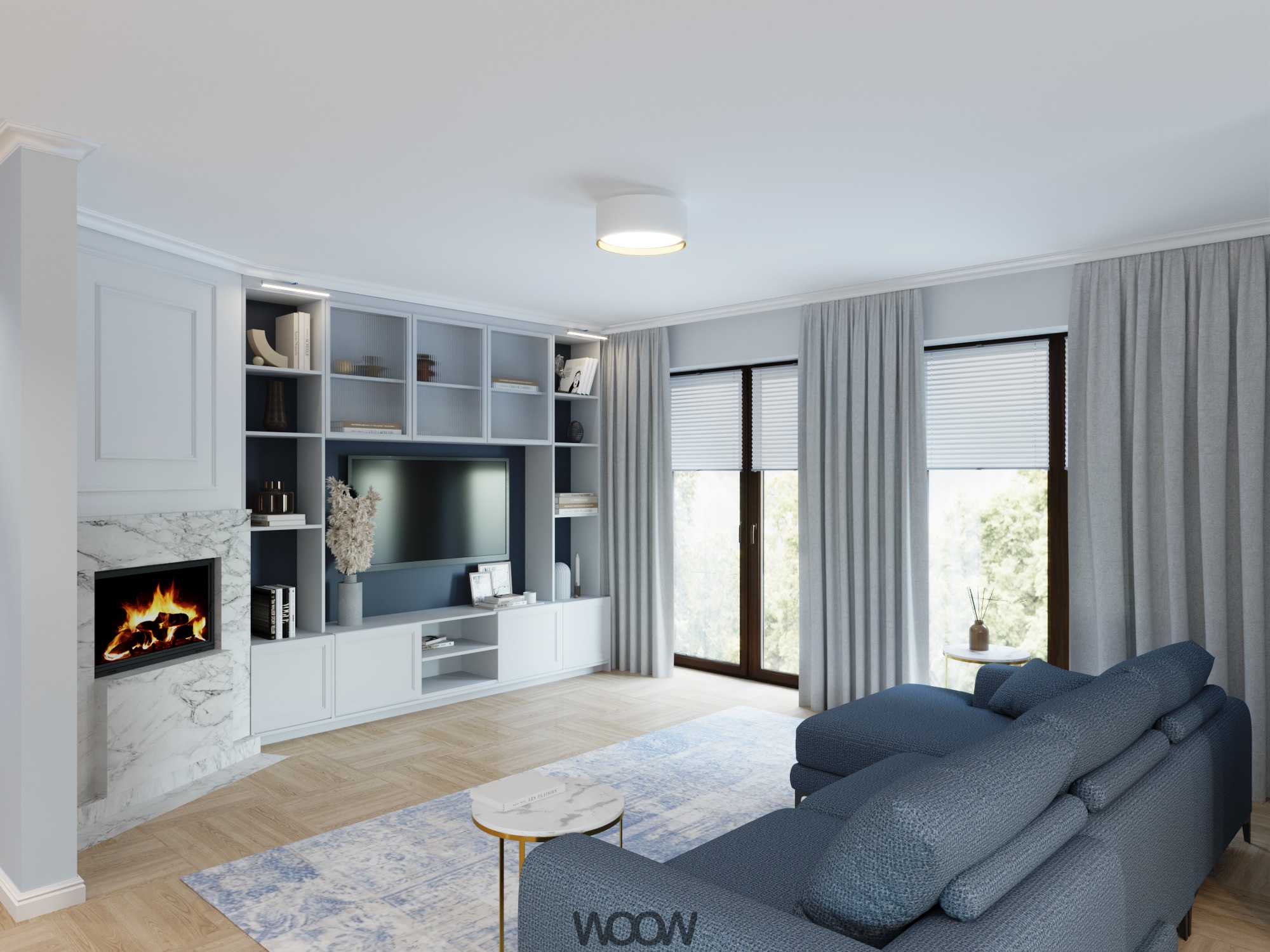 Salon w jasnych barwach z marmurowym kominkiem i niebieską sofą. Na ścianie zabudowa z półkami, TV i szafkami. Okna z zasłonami w tle.