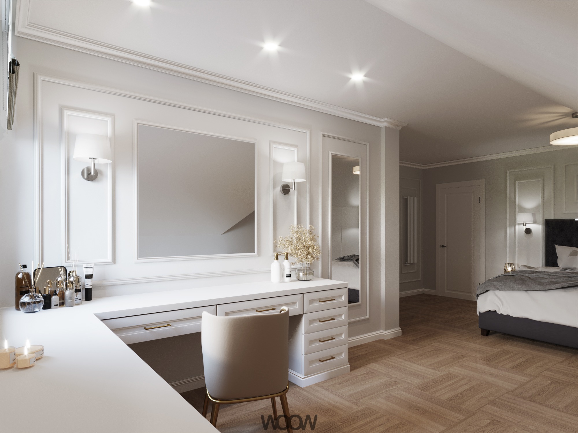Elegancka toaletka z lustrem w ramie, kremowe krzesło i dekoracje na blacie. W tle widoczny fragment sypialni z parkietem w jodełkę. Stonowana kolorystyka.