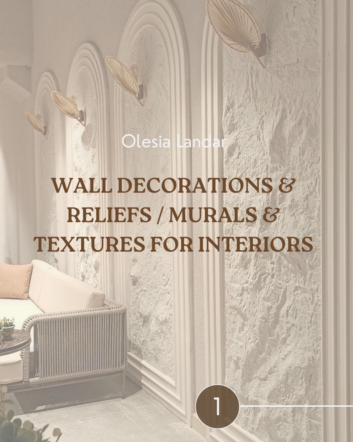 Teksturowana ściana z reliefami i dekoracjami w kształcie liści, uzupełniona o meble wypoczynkowe w jasnej tonacji. Eleganckie wykończenie wnętrza.