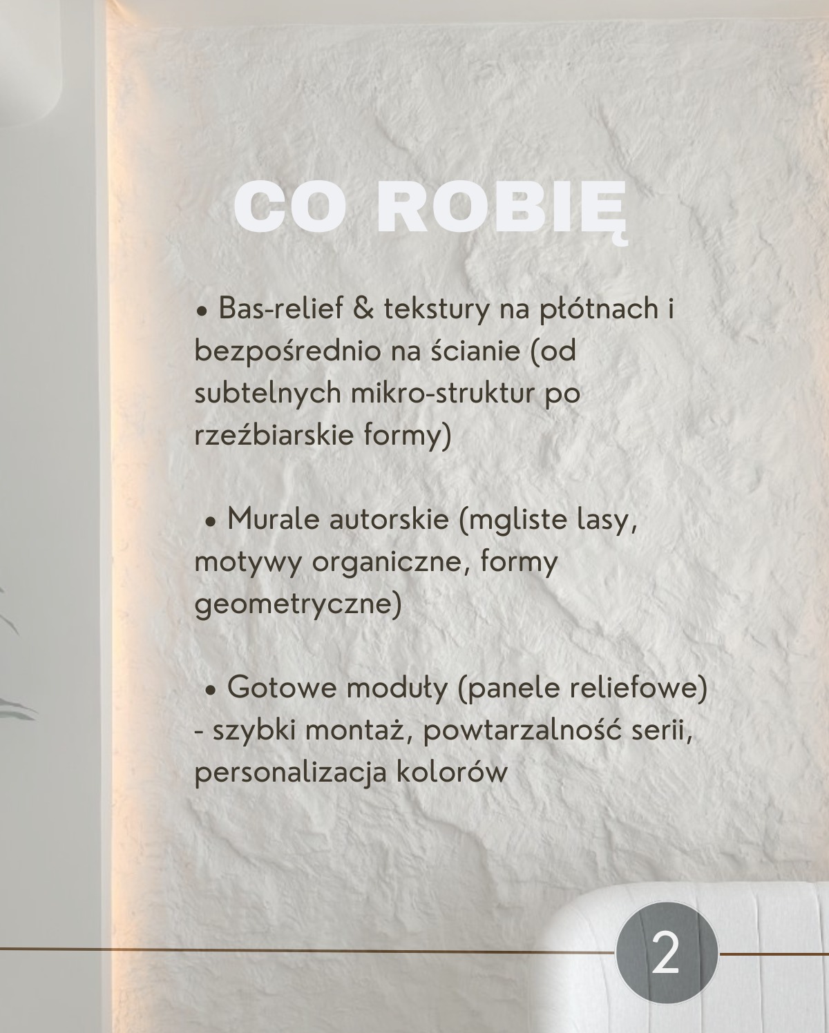 Teksturowana ściana z napisem 'Co robię' i listą usług: bas-relief, murale autorskie, panele reliefowe, w neutralnej kolorystyce, z subtelnym oświetleniem.