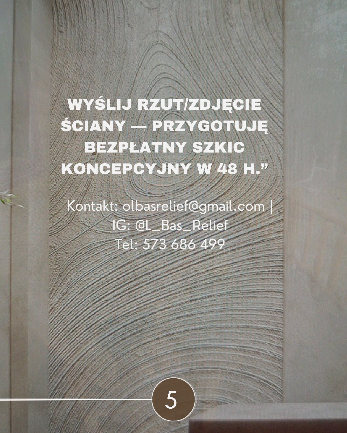 Ściana z dekoracyjnym tynkiem strukturalnym w odcieniach beżu, z informacją o darmowym projekcie i danymi kontaktowymi. Widoczny fragment rośliny i numer '5'.