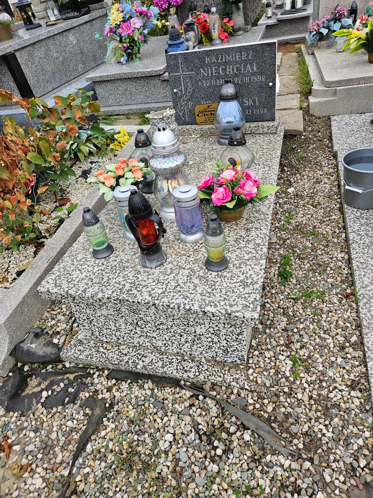 Sprzatanie pomników zdjęcie przed i po.