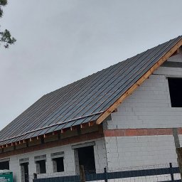 Usługi Ogólnobudowlane Specjalność Ciesielstwo - Maciej Hirsz - Budowa dachu domu jednorodzinnego w trakcie realizacji. Widoczna więźba i wstępne krycie folią. Ściany z białego bloczka.