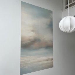 sunrise - Abstrakcyjny obraz z motywem pejzażu morskiego zawieszony na białej ścianie, obok lampa w kształcie kuli i fragment okna. Minimalistyczny wystrój wnętrza.