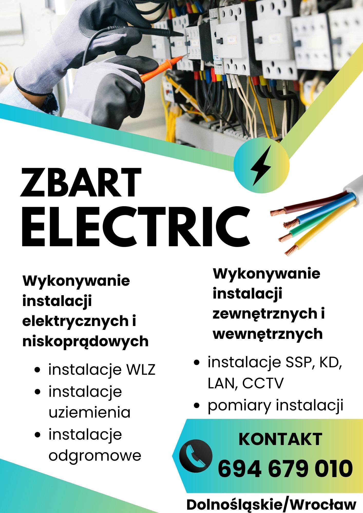 Elektryk w rękawicach ochronnych mierzy napięcie w rozdzielnicy. Widoczne kable, bezpieczniki i narzędzia. Reklama firmy ZBART ELECTRIC.