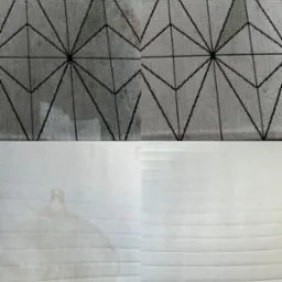 Efekt prania: fragment dywanu w geometryczne wzory i materac z plamami, widoczne różnice przed i po czyszczeniu, ukazujące skuteczność usługi.