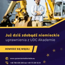 Mężczyzna w kasku na tle koparki i logo UDC Akademie. Reklama kursów i szkoleń zawodowych z niemieckimi uprawnieniami. Kontakt: www.uprawnieniadlaciebie.eu.