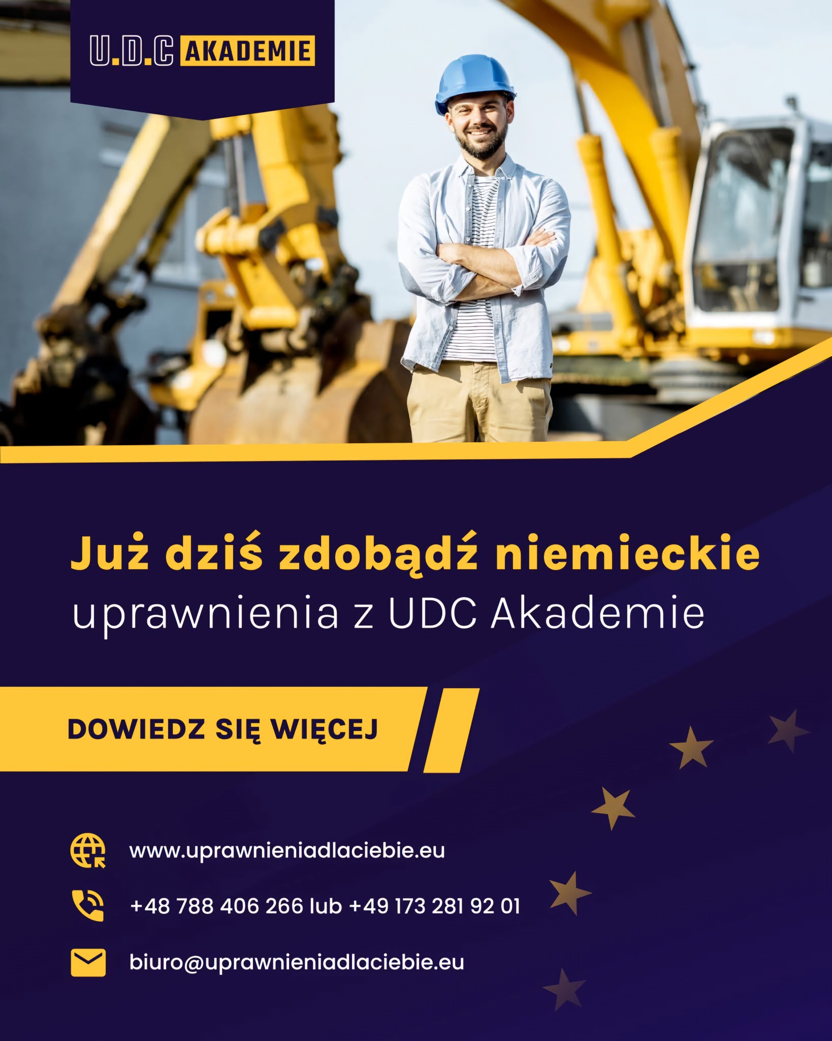 Mężczyzna w kasku na tle koparki i logo UDC Akademie. Reklama kursów i szkoleń zawodowych z niemieckimi uprawnieniami. Kontakt: www.uprawnieniadlaciebie.eu.