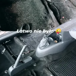 Zdjęcie 'przed i po' prania tapicerki samochodowej. G&oacute;rna część kadru pokazuje bardzo zabrudzoną podłogę auta, dolna - podłogę po czyszczeniu z nowymi dywanikami.