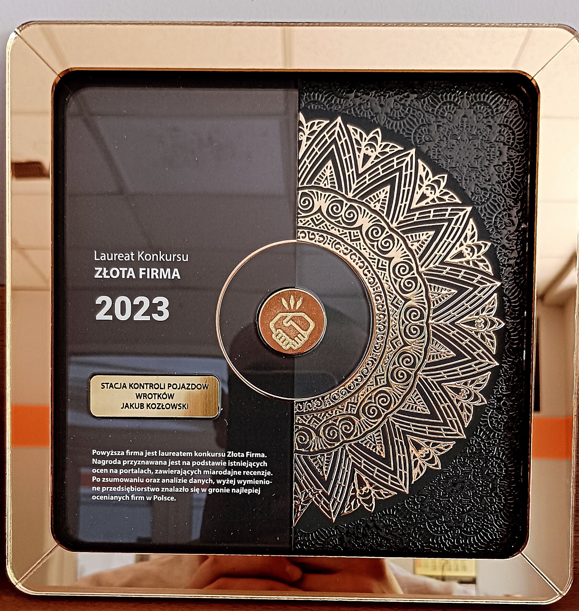 Nagroda 'Złota Firma 2023' w złotej ramce, przyznana Stacji Kontroli Pojazdów Wrotków Jakub Kozłowski. Wyróżnienie za wysokie oceny w Polsce.