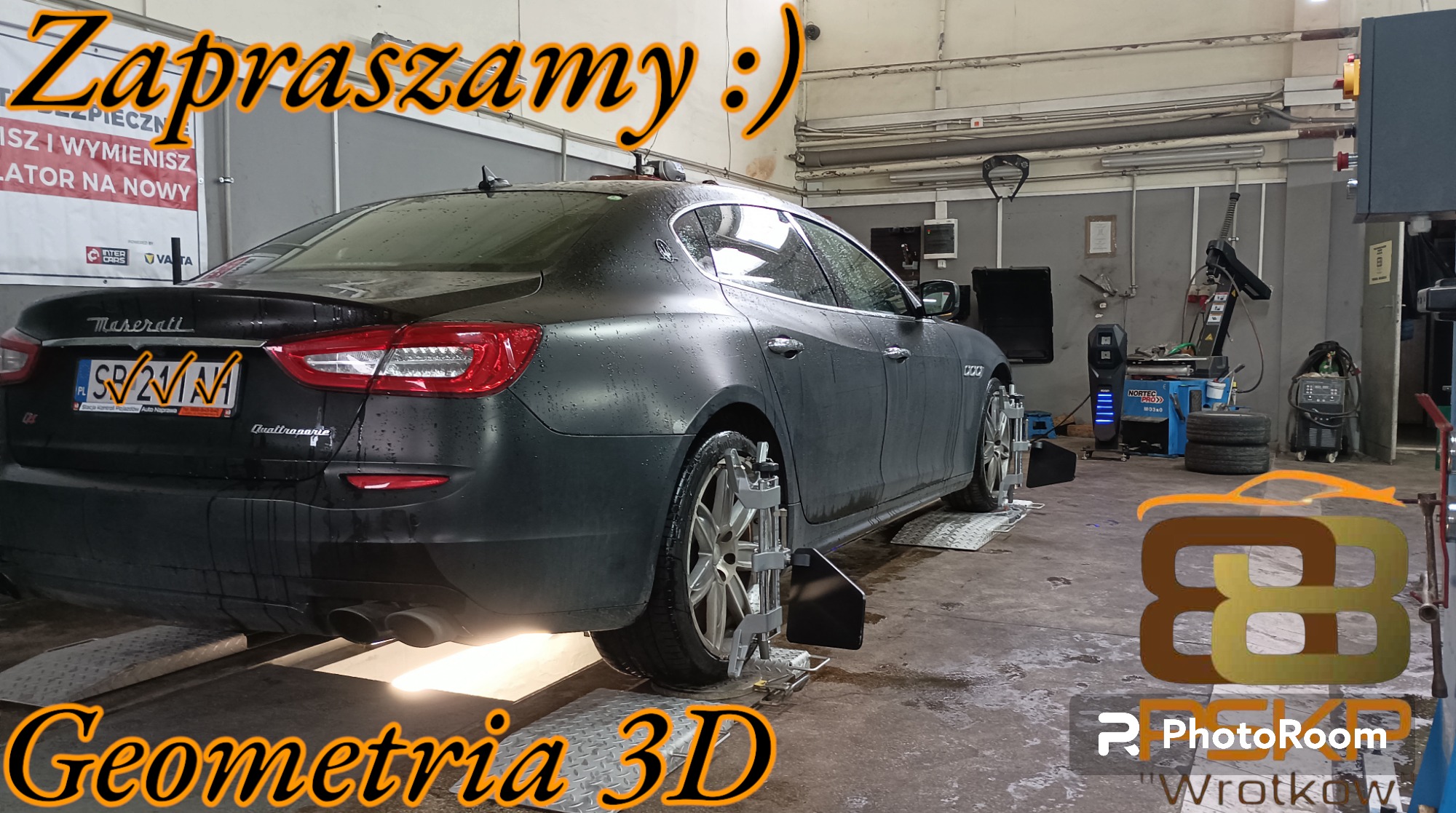 Czarny Maserati Quattroporte na stanowisku do geometrii kół 3D. Widoczne urządzenia pomiarowe na kołach. Warsztat z wyposażeniem w tle. Zapraszamy na geometrię!