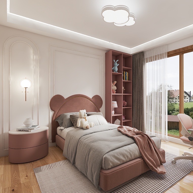 Pokój dziecięcy z łóżkiem w kształcie misia, różowym regałem i lampą w kształcie chmurki. Stonowana kolorystyka, widok z okna na zieleń.