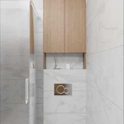 WGC Michał Karpowicz - Nowoczesna łazienka z drewnianą szafką nad toaletą, marmurowe płytki, szklana kabina prysznicowa i wzorzysta podłoga. Minimalistyczny design.