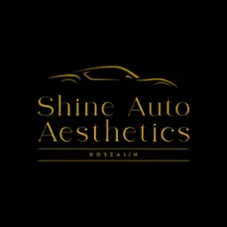 Minimalistyczne logo 'Shine Auto Aesthetics' w złotym kolorze na czarnym tle, przedstawiające zarys samochodu i nazwę firmy z dopiskiem 'Koszalin'.