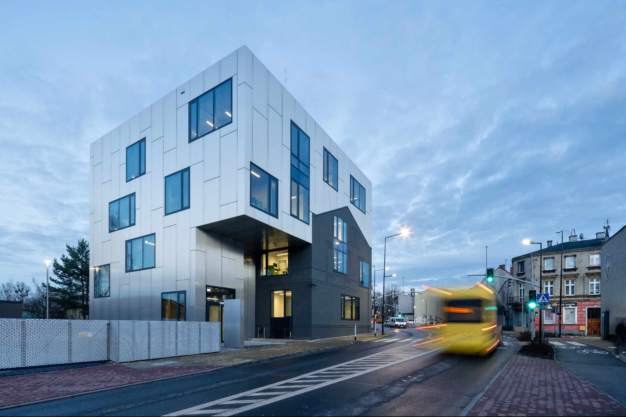 H11 Boutique Office - w pełni zautomatyzowany biurowiec - rozwiązanie autorskie.