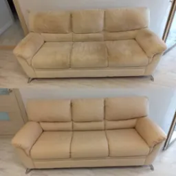 Beżowa, trzyosobowa kanapa z widocznymi plamami (góra) i po czyszczeniu (dół), na tle jasnej ściany i podłogi. Efekt 'przed i po' z wyraźną różnicą w czystości tapicerki.