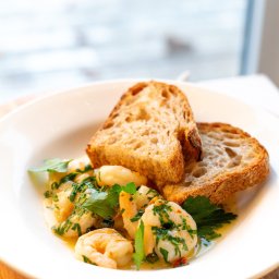 Krewetki emulsja winno-maślana, konfitowany czosnek, chilli, natka pietruszki, nduja, pomidorki koktajlowe, pieczywo.