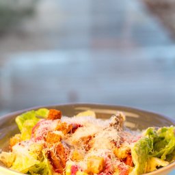 Sałatka cezar z kurczakiem / krewetkami
sałata rzymska, sos cezar, podsuszane pomidorki cherry, anchois, chipsy z boczku, marynowana czerwona cebula, grzanki z chleba na zakwasie, ser Grana Padano