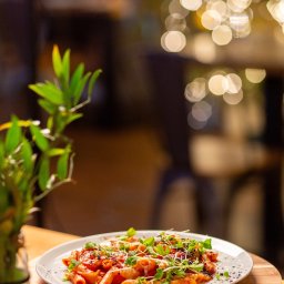 Penne z owocami morza - czosnek, pietruszka, parmezan/ pomidorki cherry, krewetki, mule
