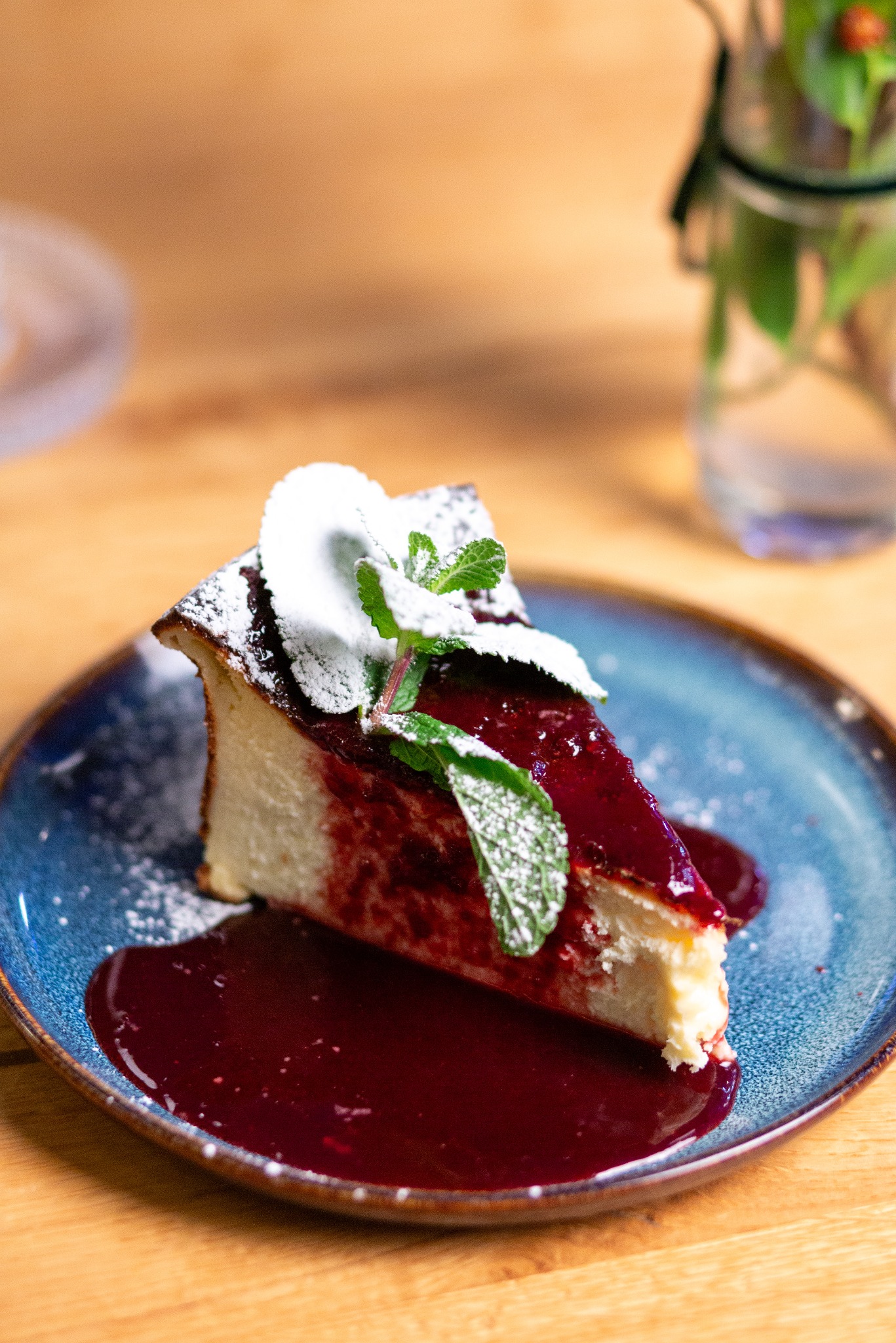 Sernik baskijski z polewą malinową