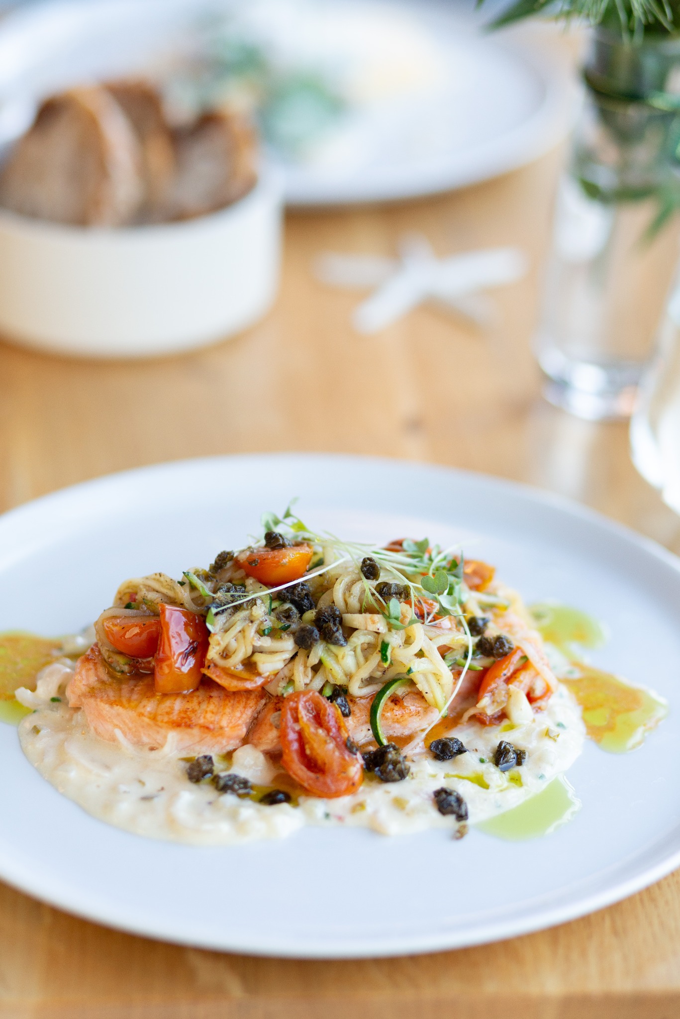 Smażony łosoś, maślany sos tatarski, duszona cukinia z pomidorkami koktajlowymi, chipsy z kaparów, ziemniaki