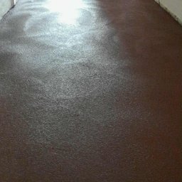 Posadzki Estrich Boys Melissa Rychlik - Zatarta posadzka z czerwonym barwnikiem