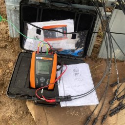 TCED SPÓŁKA Z OGRANICZONĄ ODPOWIEDZIALNOŚCIĄ - Pomiar instalacji fotowoltaicznej: otwarty kufer z miernikiem PV-ISOTEST, notatnik z pomiarami, przewody i złącza. Kontrola jakości i bezpieczeństwa.