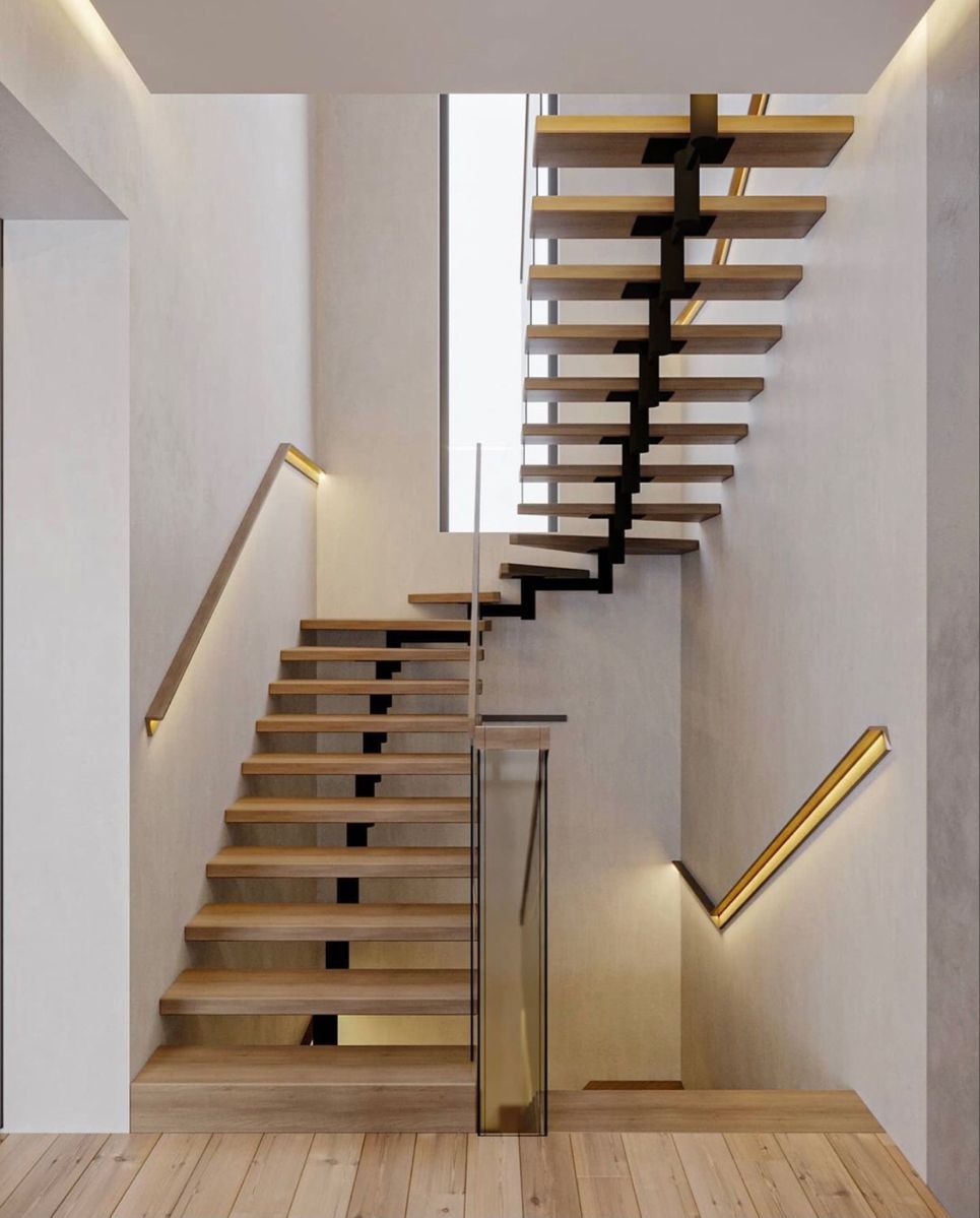 Nowoczesne schody z drewnianymi stopniami i czarną konstrukcją, podświetlane poręcze, szklana balustrada. Minimalistyczny design, jasne wnętrze.