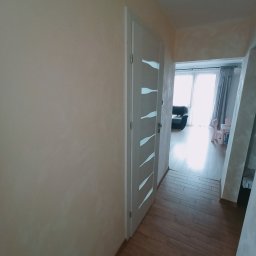 Malowanie ścian efekt brokatu