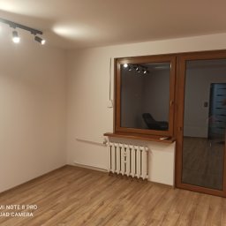 Montaż okna z drzwiami balkonowymi remont pokoju 