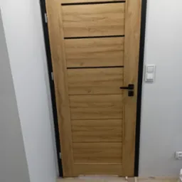 Układanie paneli, montaż drzwi