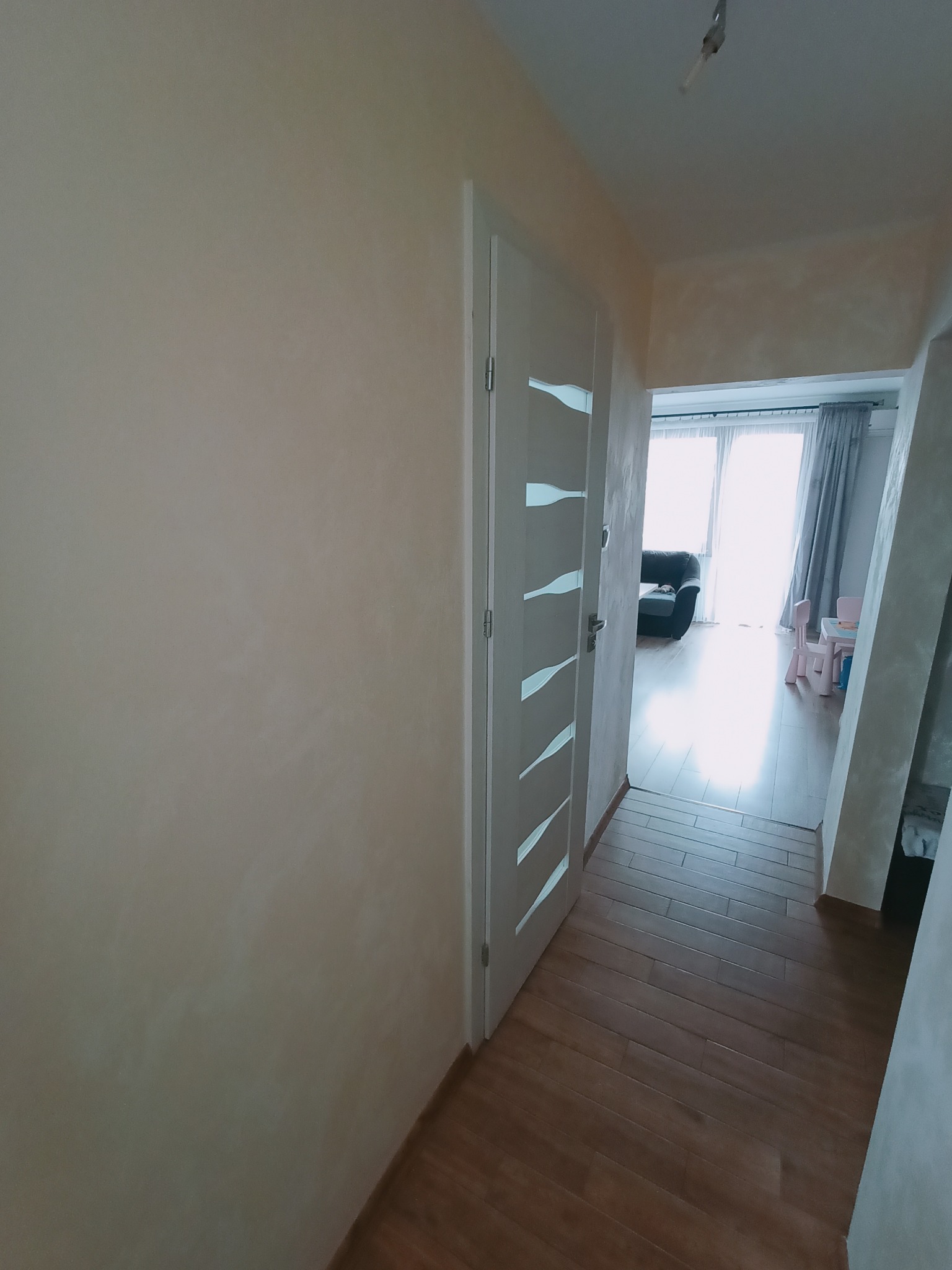 Malowanie ścian efekt brokatu