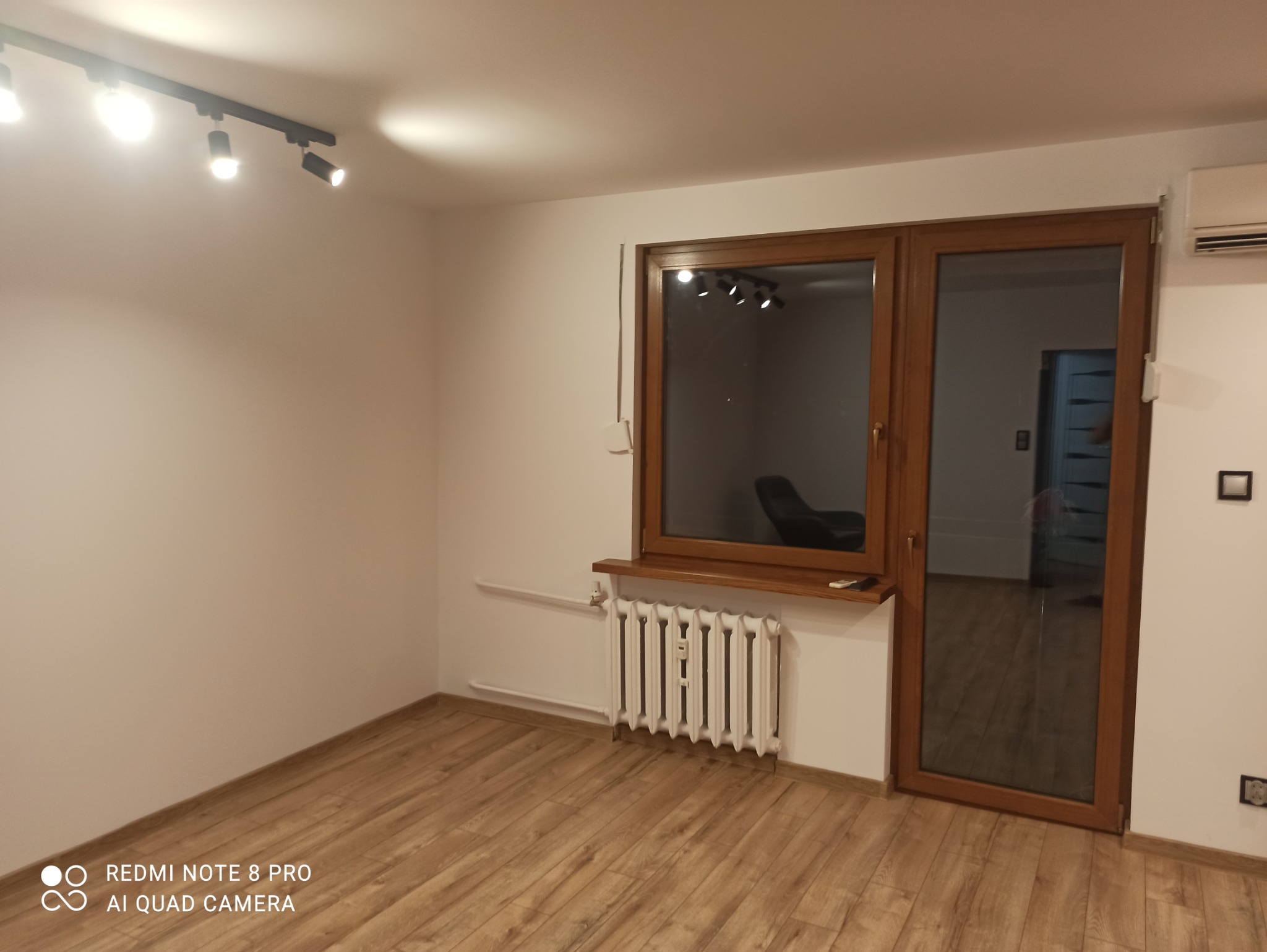 Montaż okna z drzwiami balkonowymi remont pokoju