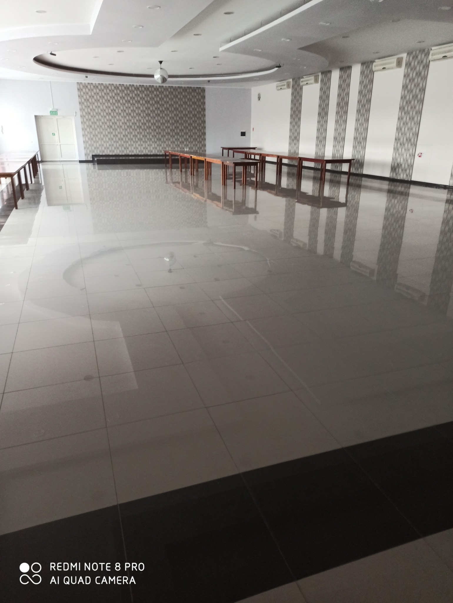 Układanie płytek 60x60 sala weselna