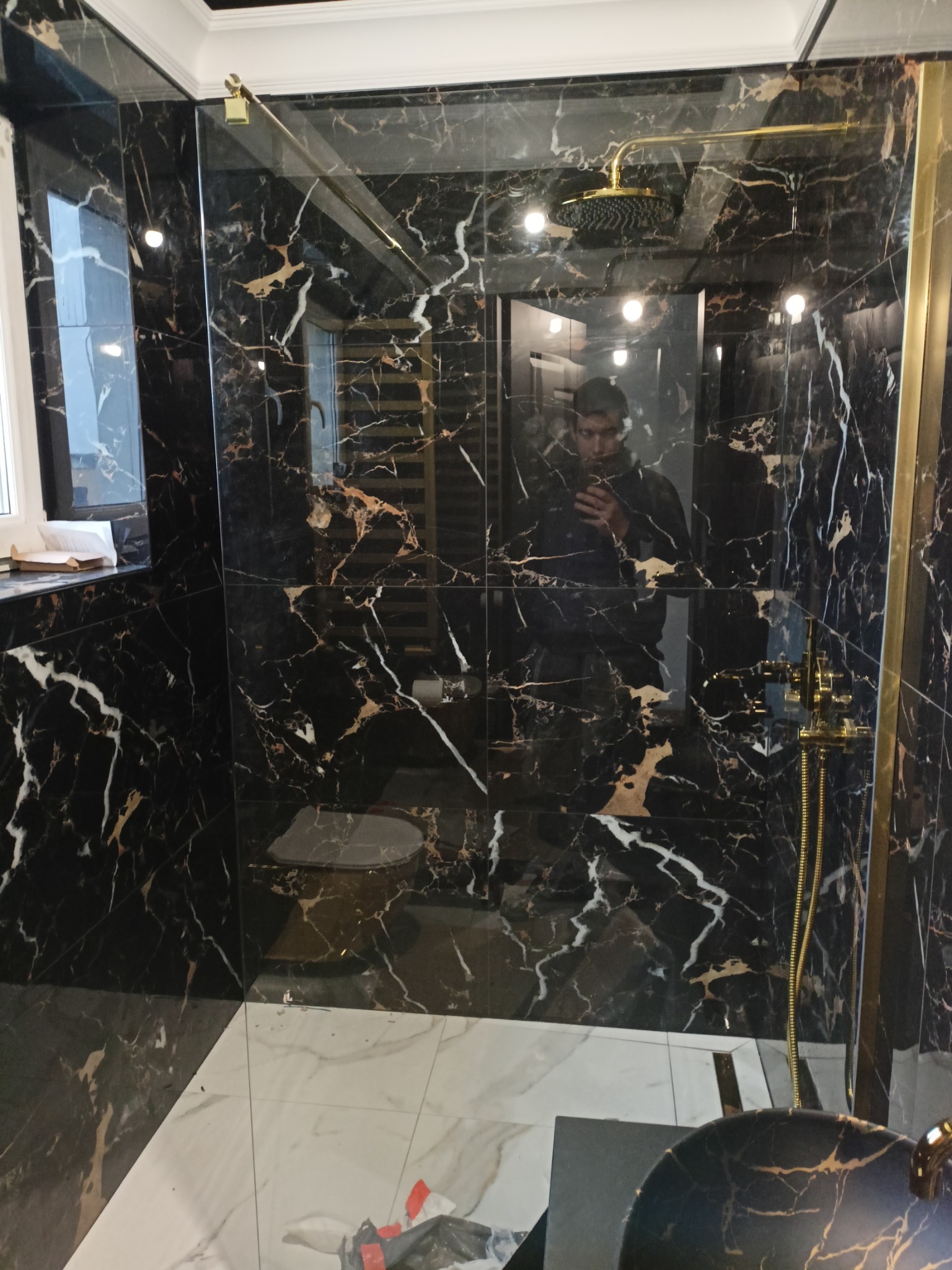 Układanie płytek 120x60 oraz biały montaż