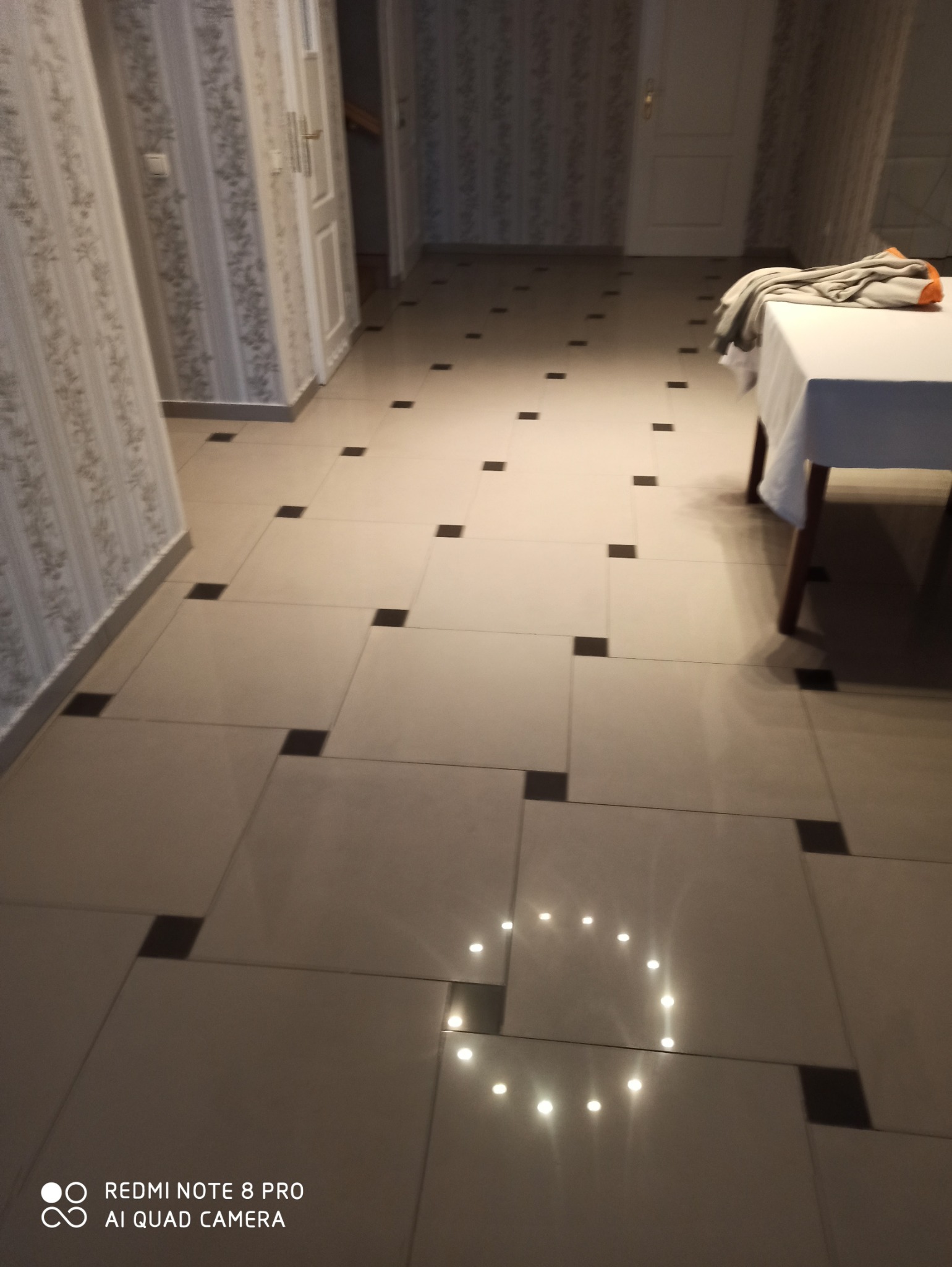 Układanie płytek 60x60 z wstawkami małych płytek