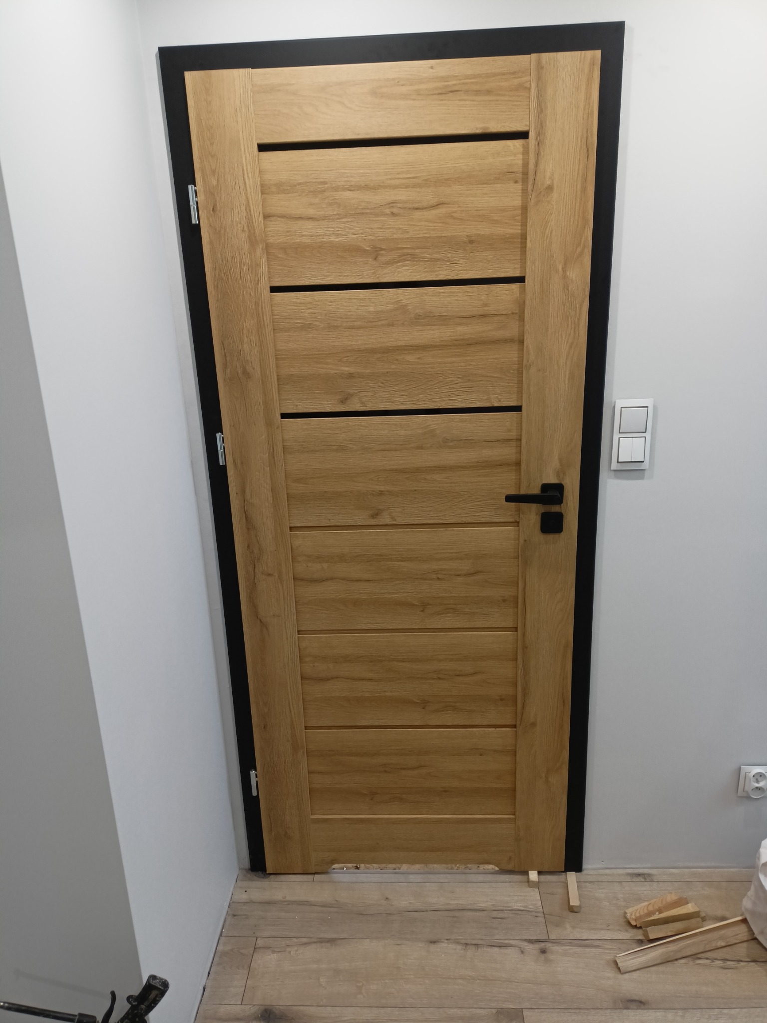 Układanie paneli, montaż drzwi