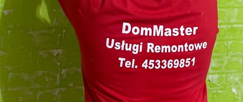 Czerwona koszulka z białym napisem 'DomMaster Usługi Remontowe Tel. 453369851', na tle zielonej, częściowo odrapanej ściany z cegieł.