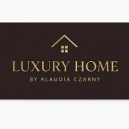 Eleganckie logo 'Luxury Home by Klaudia Czarny' na ciemnobrązowym tle z złotymi napisami i minimalistycznym symbolem domu. Prezentacja marki nieruchomości.