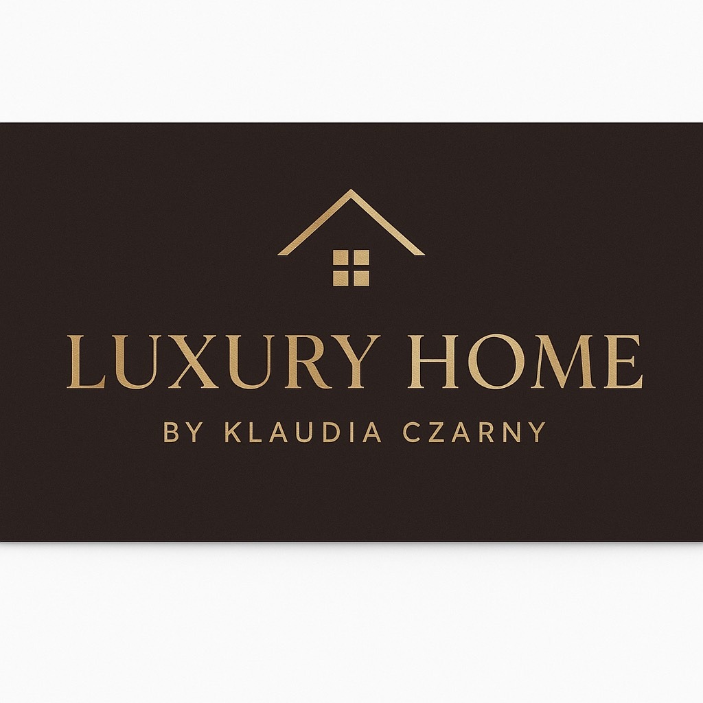 Eleganckie logo 'Luxury Home by Klaudia Czarny' na ciemnobrązowym tle z złotymi napisami i minimalistycznym symbolem domu. Prezentacja marki nieruchomości.