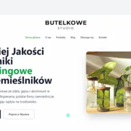 Układ strony internetowej Butelkowe Studio z upcyklingowymi pojemnikami dla rzemieślników, prezentująca ofertę na tle roślin w szklanych naczyniach.