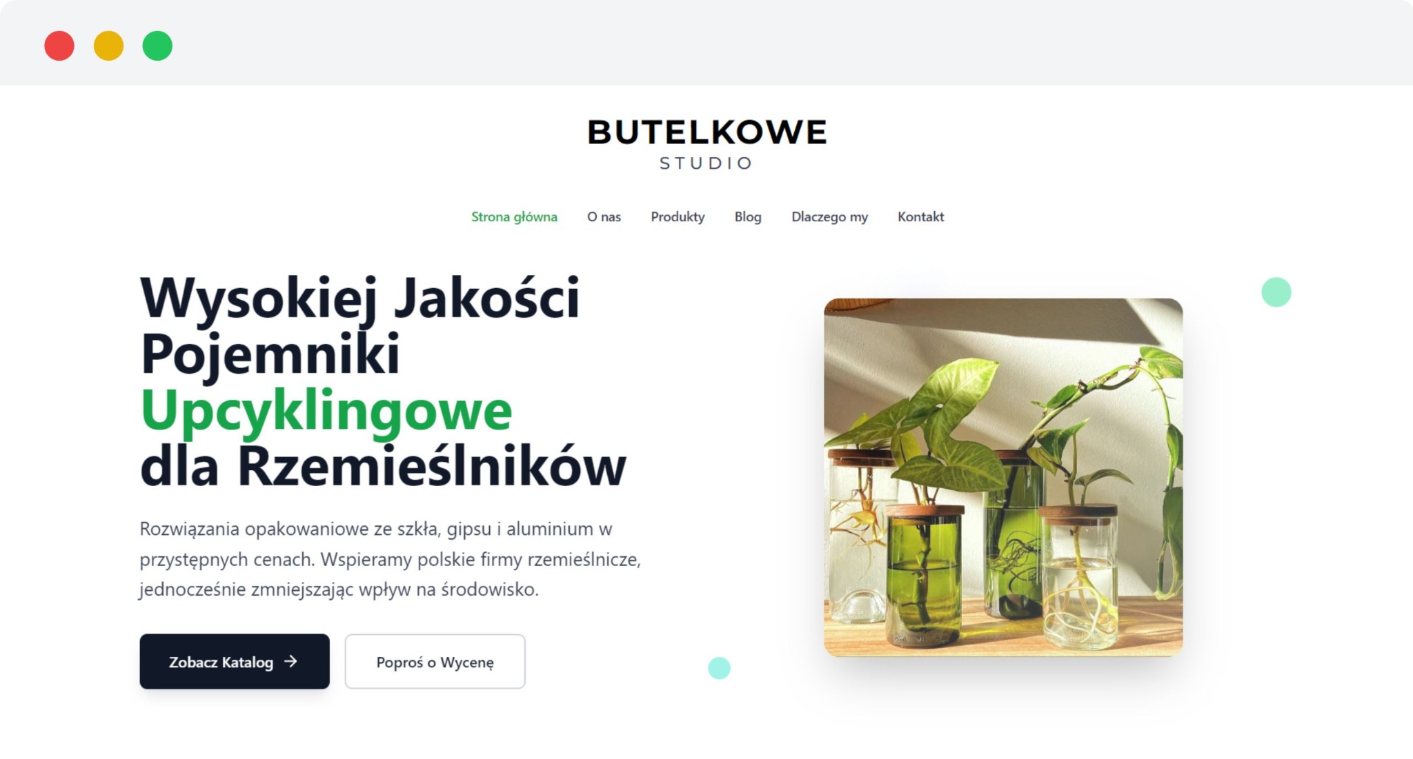 Układ strony internetowej Butelkowe Studio z upcyklingowymi pojemnikami dla rzemieślników, prezentująca ofertę na tle roślin w szklanych naczyniach.