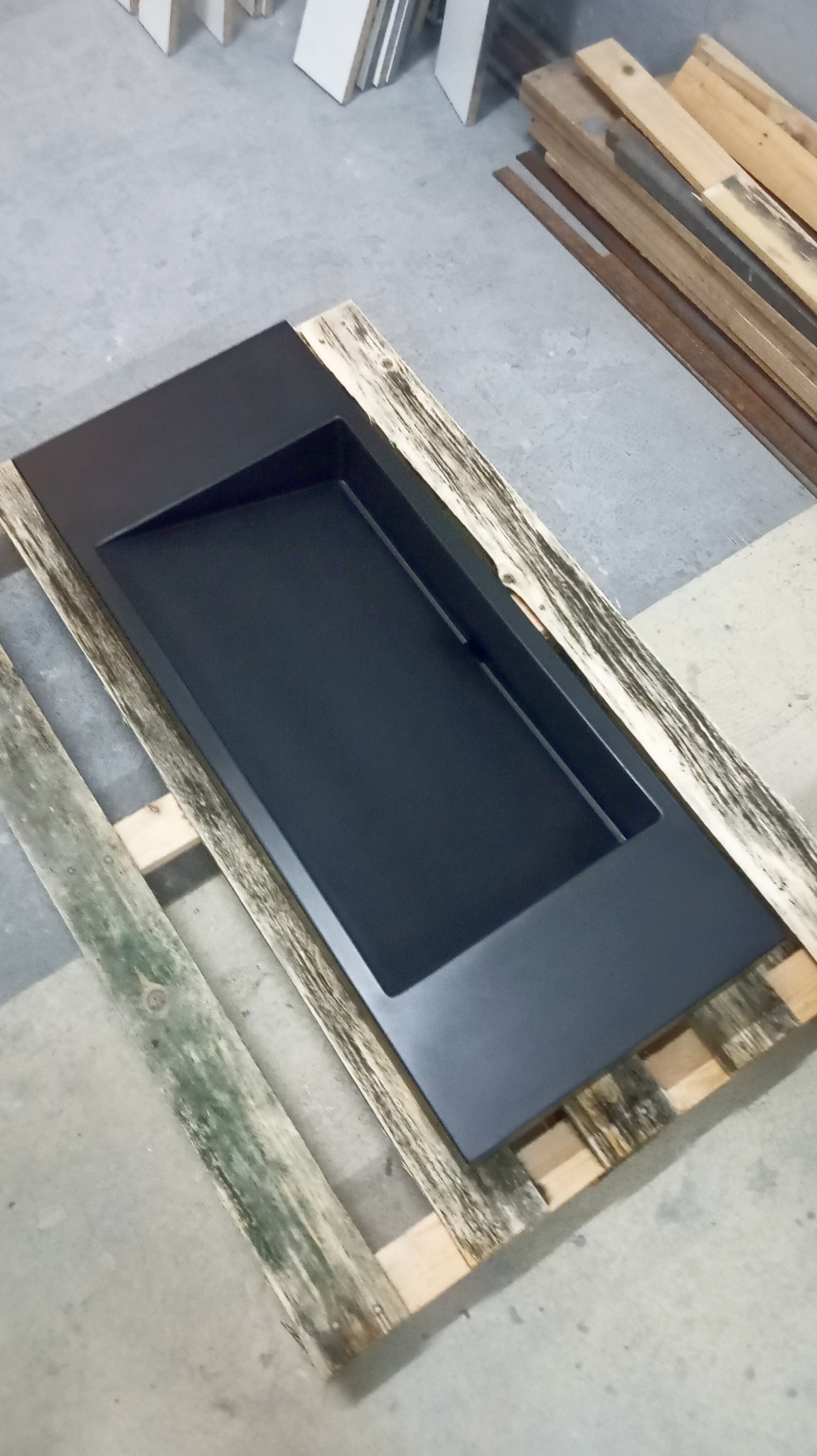 Umywalki, blaty, stopnie czy parapety z betonu na wymiar.