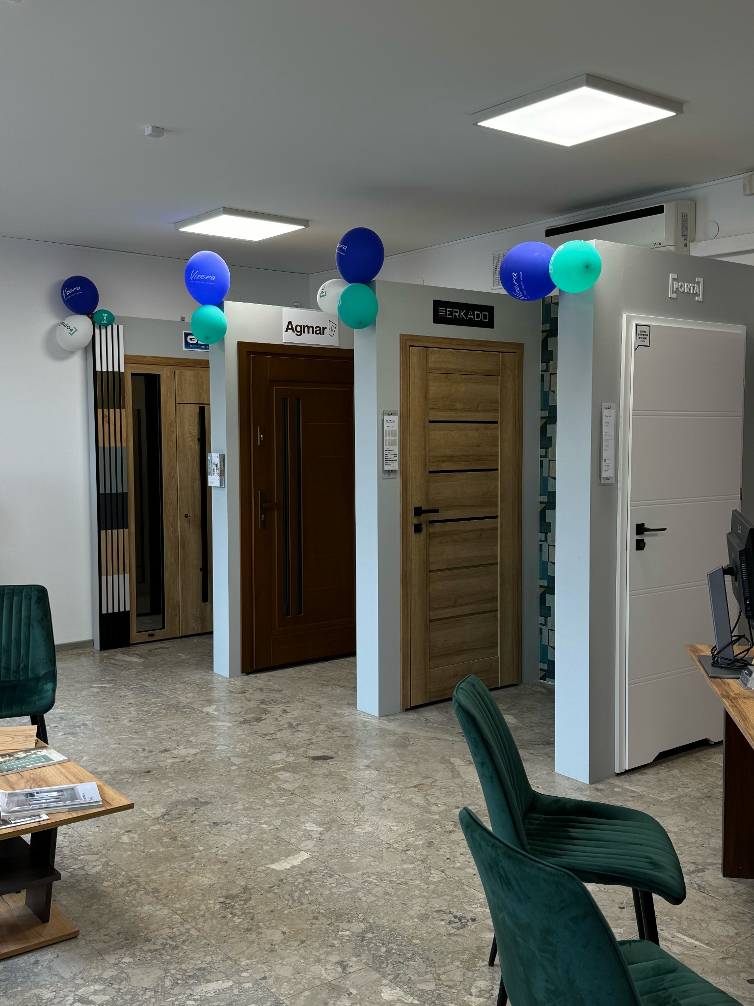 Ekspozycja drzwi wewnętrznych marek Agmar, Berkado i Porta w salonie w Ostrowcu Świętokrzyskim, udekorowana balonami.