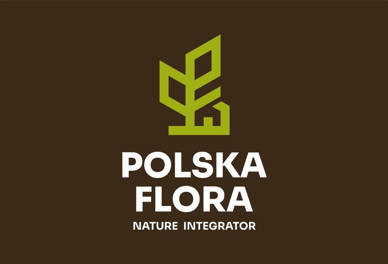 Logo firmy Polska Flora z zielonym symbolem roślinnym i napisem Nature Integrator na brązowym tle. Minimalistyczny design.